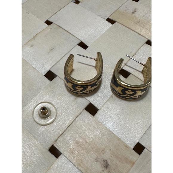 Brass tone metal earlobe huggie earrings with inlay design new - Picture 6 of 8